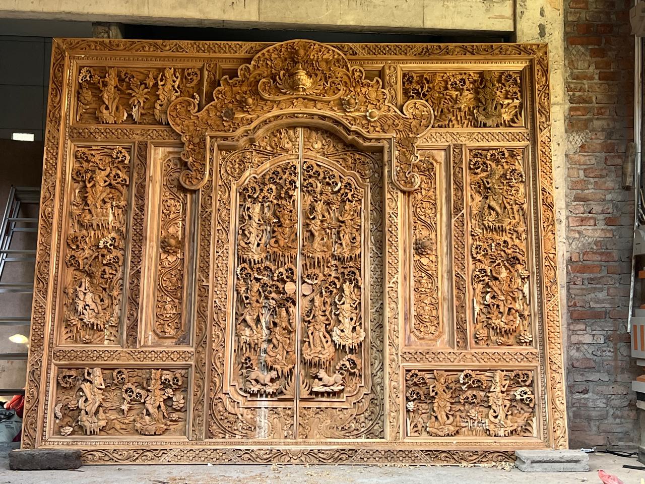 Pintu ukir gebyog bali